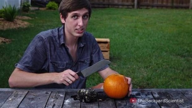 Foto - Balkabağına erimiş alüminyum döktüler!