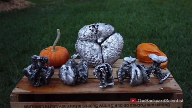 Foto - Balkabağına erimiş alüminyum döktüler!