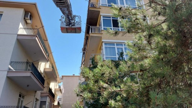 Foto - Balkonda patlayan buzdolabı yangın çıkardı