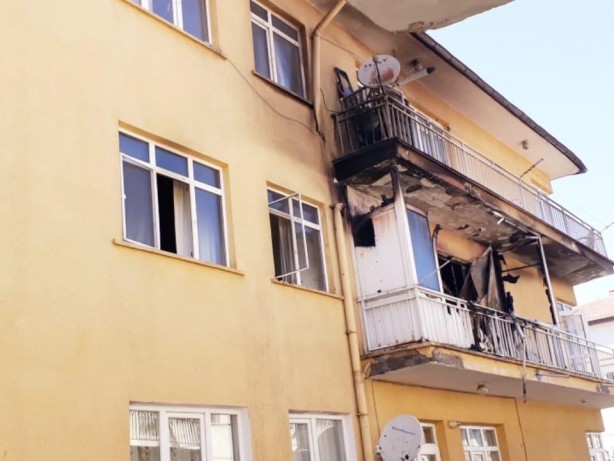 Foto - Balkonda patlayan buzdolabı yangın çıkardı