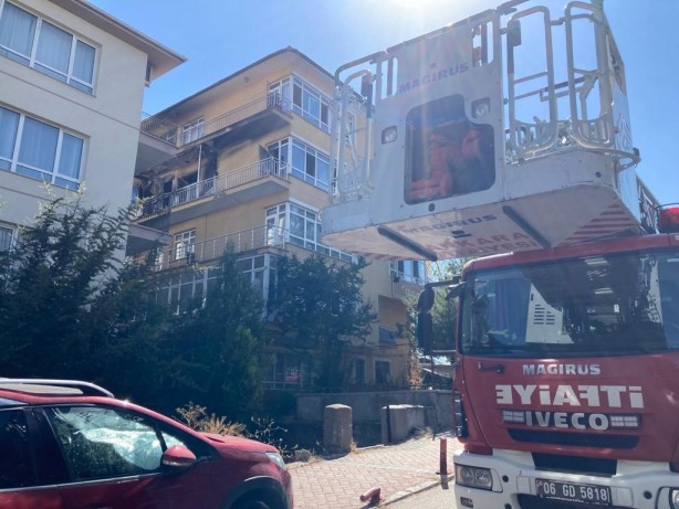 Foto - Balkonda patlayan buzdolabı yangın çıkardı