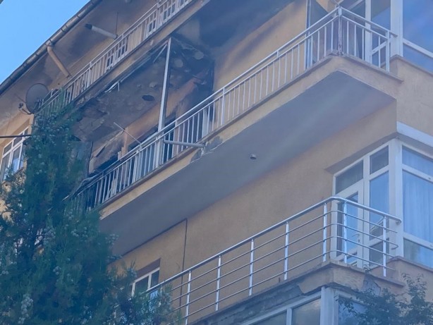 Foto - Balkonda patlayan buzdolabı yangın çıkardı