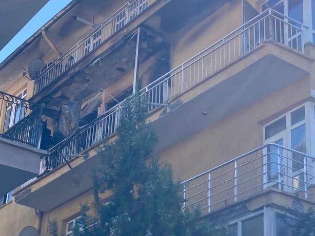 Foto - Balkonda patlayan buzdolabı yangın çıkardı