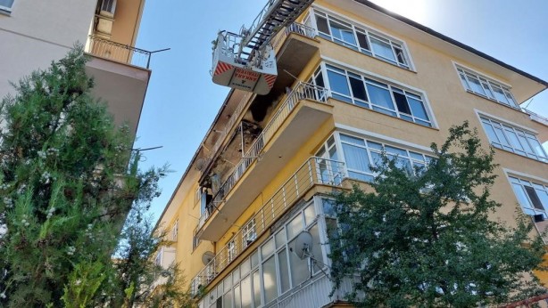 Balkonda patlayan buzdolabı yangın çıkardı