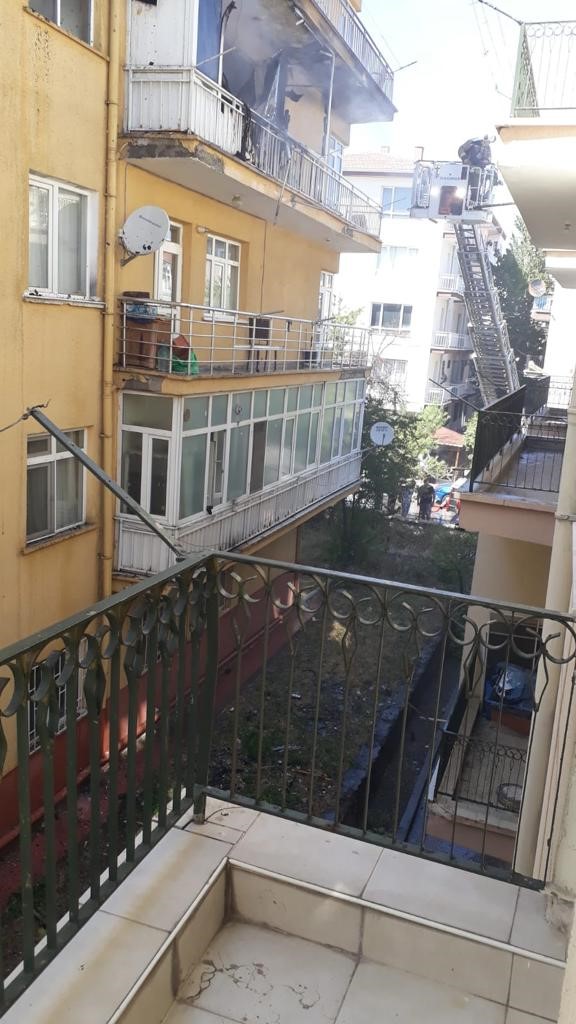 Foto - Balkonda patlayan buzdolabı yangın çıkardı