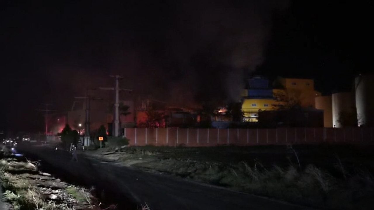 Foto - Bandırma’da fabrikada gece yarısı yangını: Ekipler alevlere müdahale ediyor