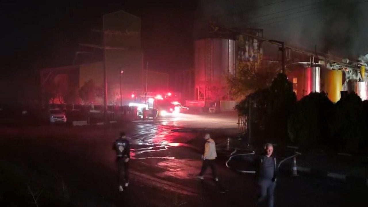 Bandırma’da fabrikada gece yarısı yangını: Ekipler alevlere müdahale ediyor