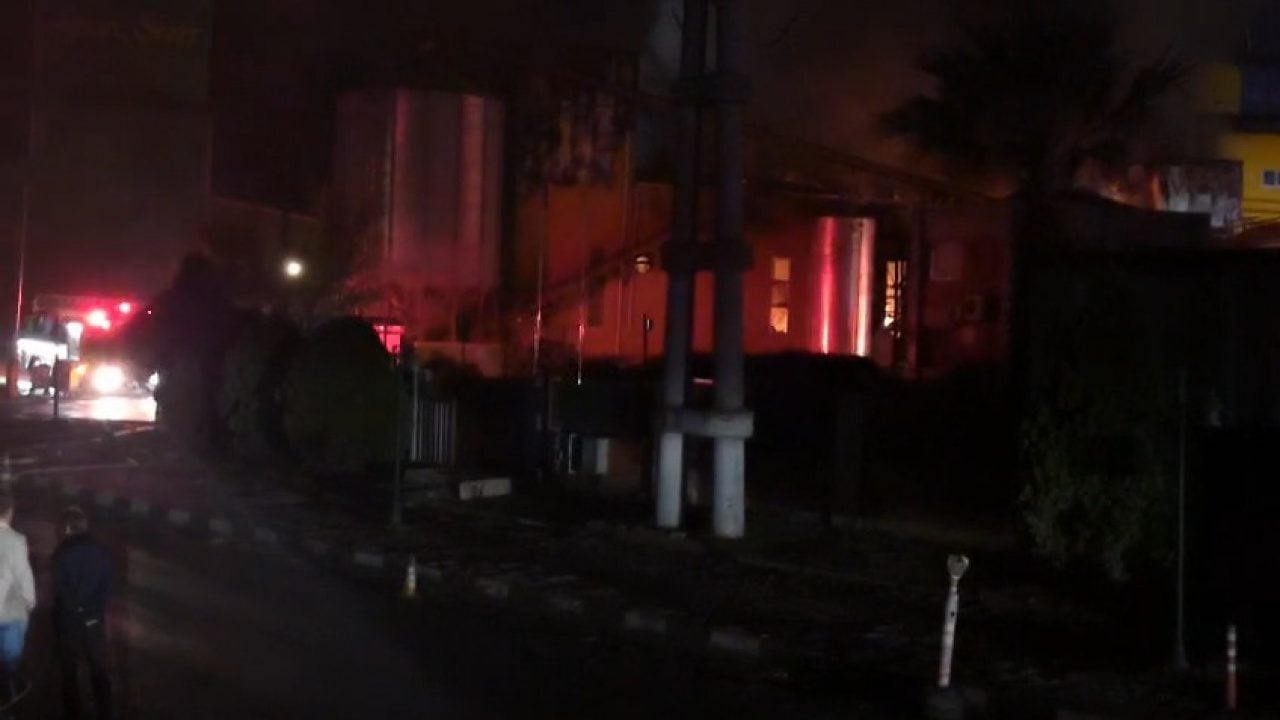 Foto - Bandırma’da fabrikada gece yarısı yangını: Ekipler alevlere müdahale ediyor