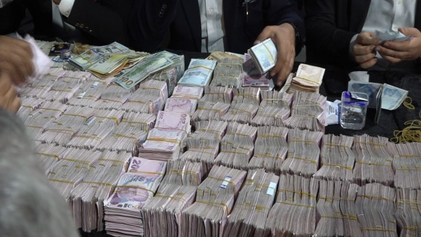 Foto - Banka değil aşiret düğünü! Paraları bavulla taşıdılar...