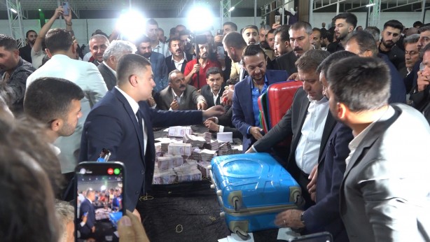 Foto - Banka değil aşiret düğünü! Paraları bavulla taşıdılar...