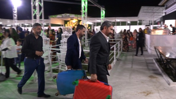 Banka değil aşiret düğünü! Paraları bavulla taşıdılar...