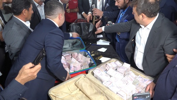 Foto - Banka değil aşiret düğünü! Paraları bavulla taşıdılar...