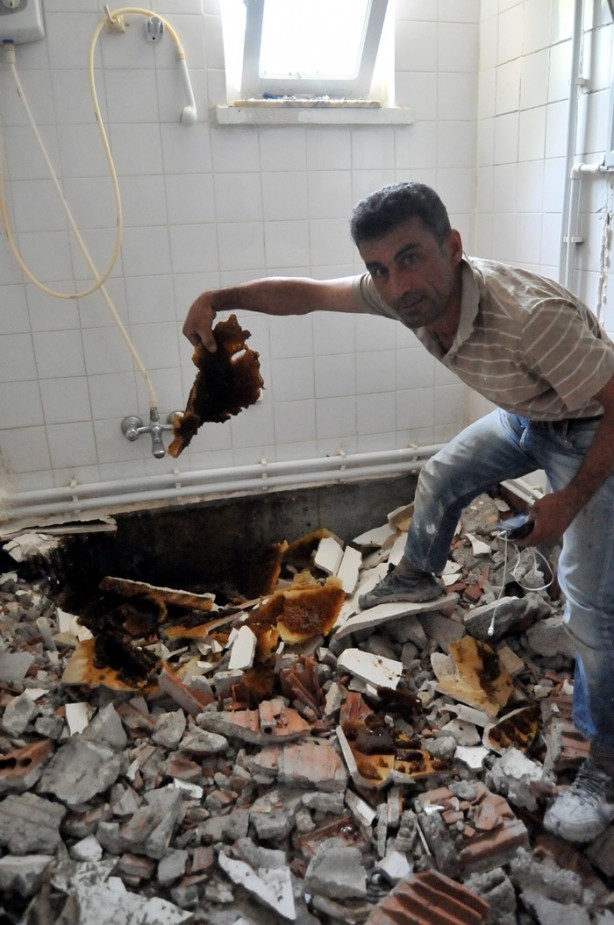 Banyo duvarının içinden çıkana çok şaşıracaksınız