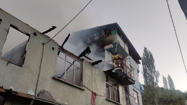 Foto - Banyo sobasını yakarken 2 katlı ev küle döndü