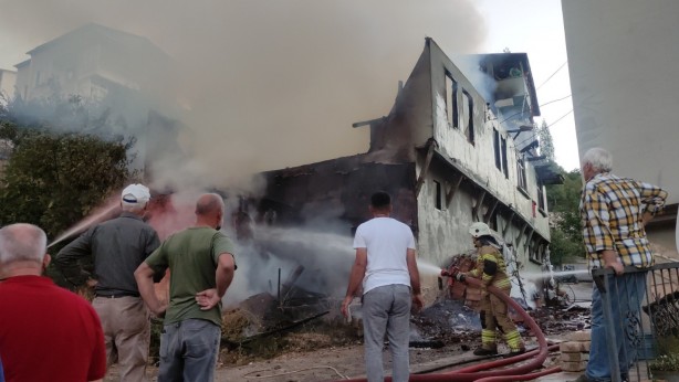 Foto - Banyo sobasını yakarken 2 katlı ev küle döndü
