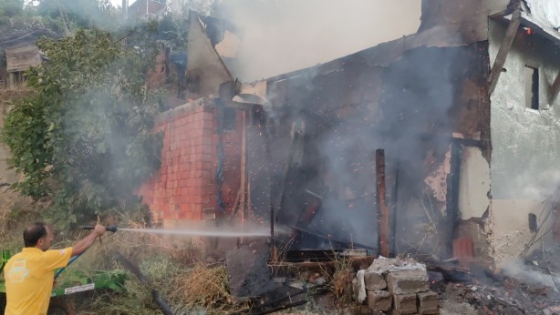 Banyo sobasını yakarken 2 katlı ev küle döndü