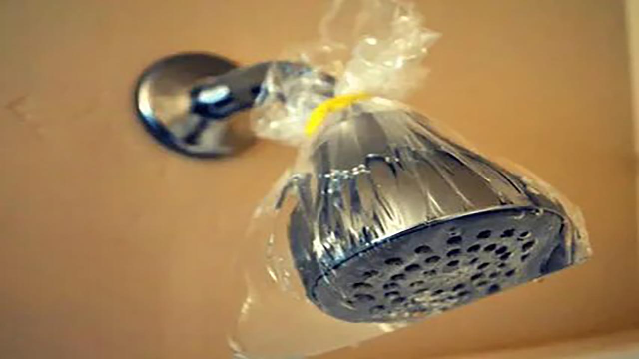 Foto - Banyodaki kireç lekeleri sadece 10 dakikada yok oluyor! İşte o yöntem!