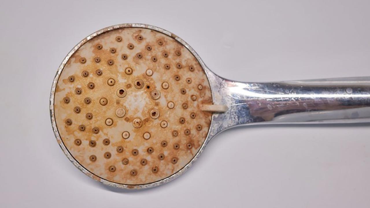 Foto - Banyodaki kireç lekeleri sadece 10 dakikada yok oluyor! İşte o yöntem!