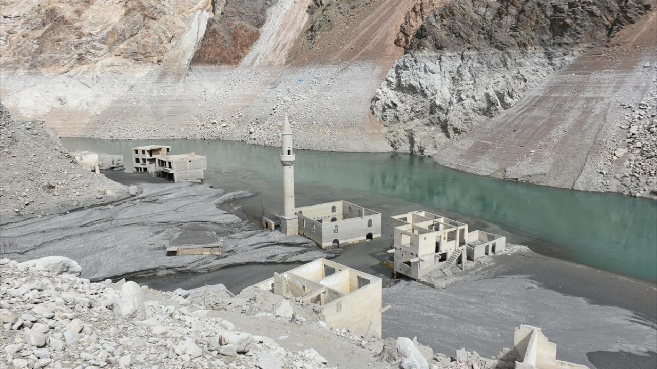 Baraj altında kalmıştı! Su seviyesi düşünce köy yeniden ortaya çıktı