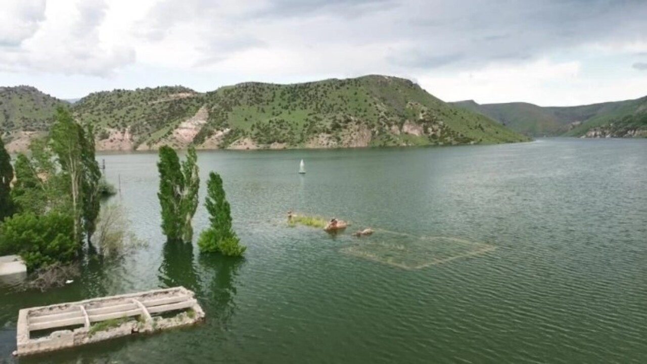 Baraj kapakları kapatıldı, köy sular altına kaldı! Geriye sadece cami minaresi kaldı
