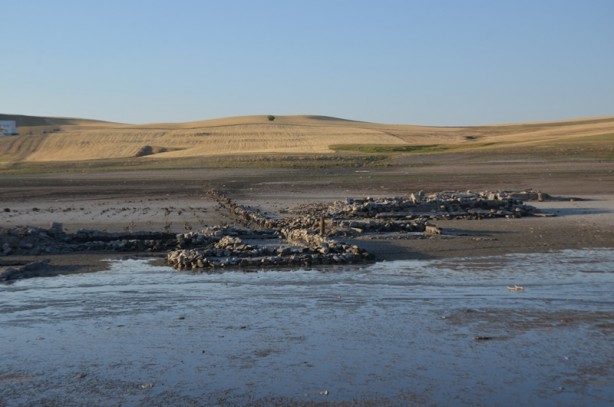 Foto - Baraj suları çekildi, eski yapılar ortaya çıktı