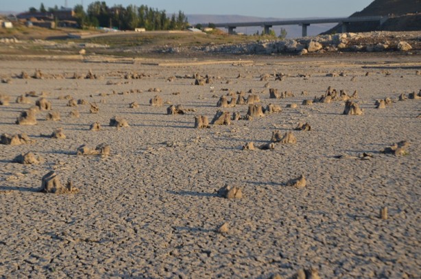 Foto - Baraj suları çekildi, eski yapılar ortaya çıktı