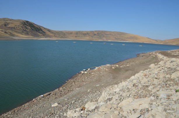 Baraj suları çekildi, eski yapılar ortaya çıktı
