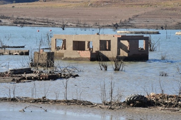 Foto - Baraj suları çekildi hayalet köy ortaya çıktı