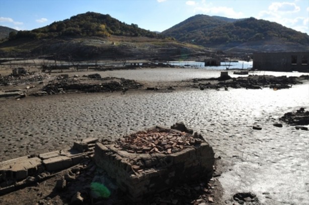 Foto - Baraj suları çekildi hayalet köy ortaya çıktı