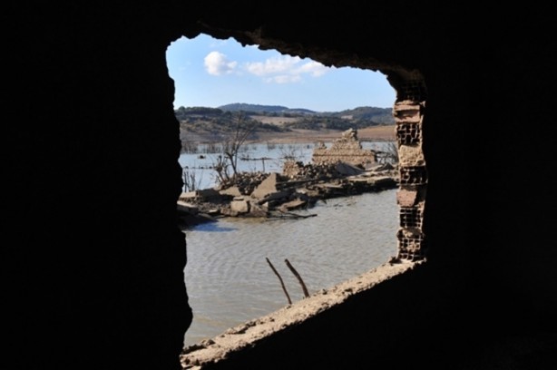Foto - Baraj suları çekildi hayalet köy ortaya çıktı