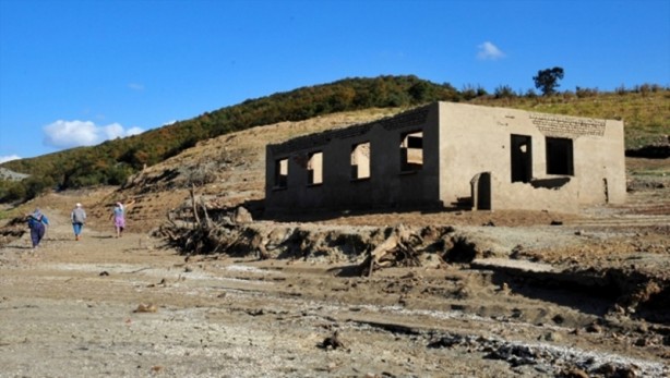 Foto - Baraj suları çekildi hayalet köy ortaya çıktı