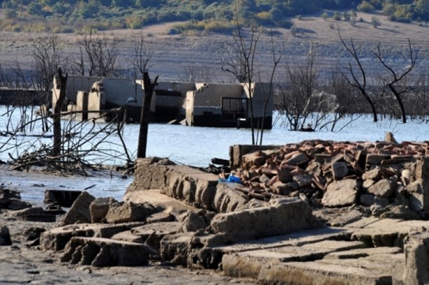 Foto - Baraj suları çekildi hayalet köy ortaya çıktı