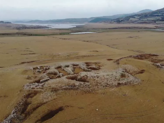 Foto - Baraj suları çekilince ortaya çıktı! Türkiye'de heyecanlandıran keşif