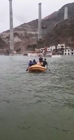 Foto - Baraj suları her yeri kapladı! Mahsur kalan sokak hayvanları böyle kurtarıldı