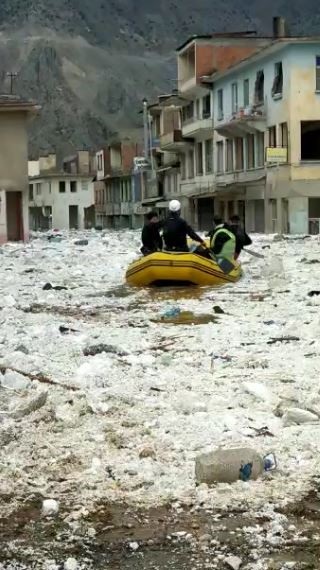 Foto - Baraj suları her yeri kapladı! Mahsur kalan sokak hayvanları böyle kurtarıldı