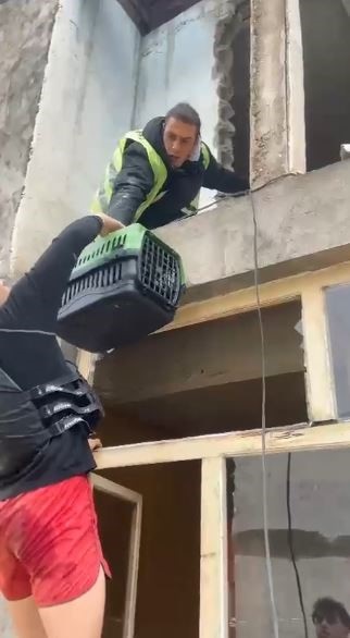 Foto - Baraj suları her yeri kapladı! Mahsur kalan sokak hayvanları böyle kurtarıldı