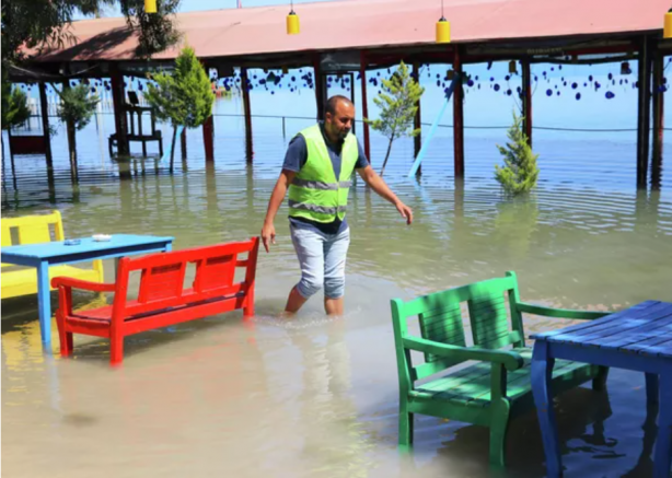 Foto - Baraj suları yükseldi! Kafeler sular altında kaldı