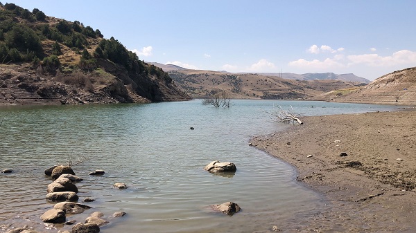 Foto - Baraj suyu 20 metre çekildi! Eski Kars-Erzurum yolu seneler sonra ortaya çıktı