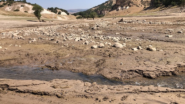 Foto - Baraj suyu 20 metre çekildi! Eski Kars-Erzurum yolu seneler sonra ortaya çıktı