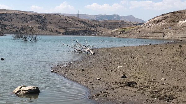 Foto - Baraj suyu 20 metre çekildi! Eski Kars-Erzurum yolu seneler sonra ortaya çıktı