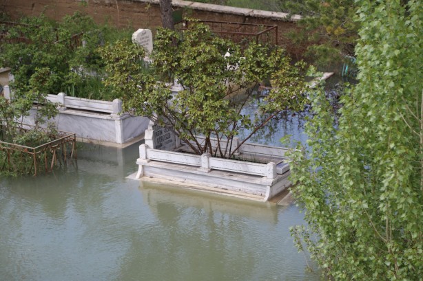 Foto - Baraj suyu yükseldi mezarlıklar sular altında kaldı