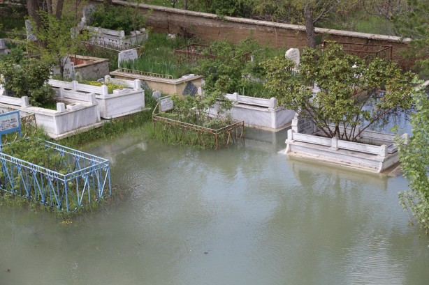 Foto - Baraj suyu yükseldi mezarlıklar sular altında kaldı
