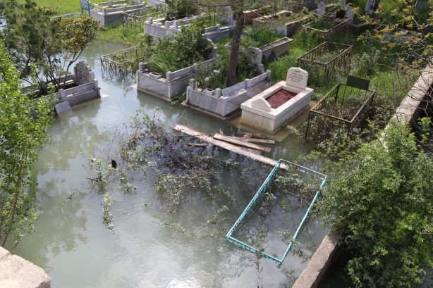 Foto - Baraj suyu yükseldi mezarlıklar sular altında kaldı