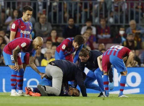 Foto - Barcelonalı futbolcu hastaneye kaldırıldı