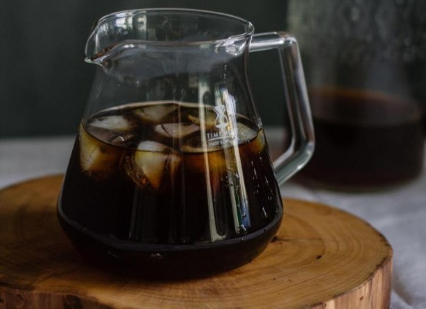 Bardak bardak içiyoruz ama mideyi resmen deliyor! Kan basıncını artırıp bağımlılık yapıyor, sinir sistemini bitiriyor