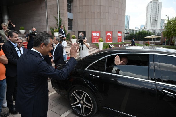 Foto - Bari bugün yapma! Özgür Özel’den skandal Bozkurt işareti yorumu! 