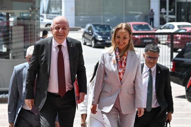 Foto - Bari bugün yapma! Özgür Özel’den skandal Bozkurt işareti yorumu! 