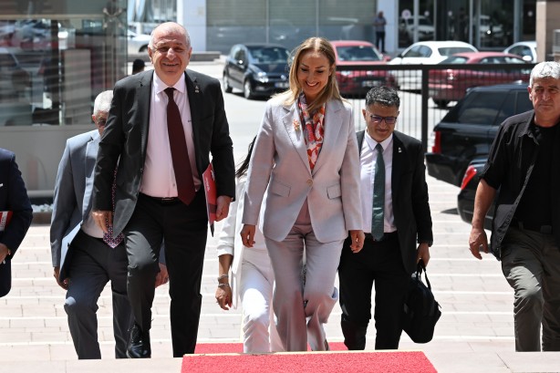 Foto - Bari bugün yapma! Özgür Özel’den skandal Bozkurt işareti yorumu! 