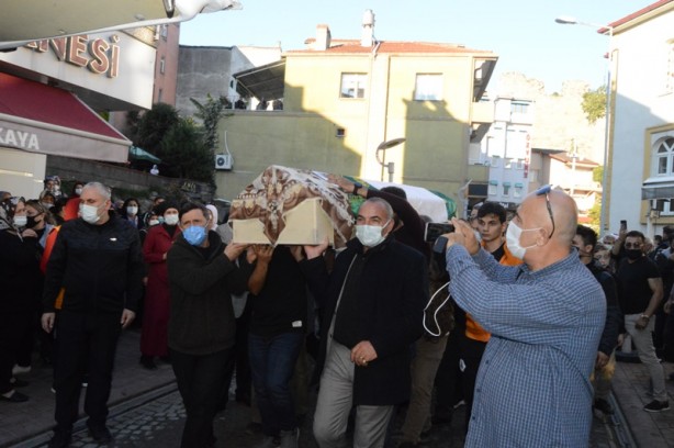 Foto - Barış Akarsu'nun annesi toprağa verildi