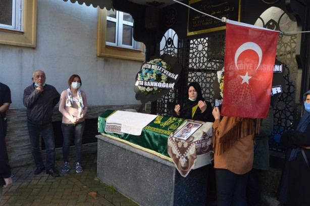 Foto - Barış Akarsu'nun annesi toprağa verildi